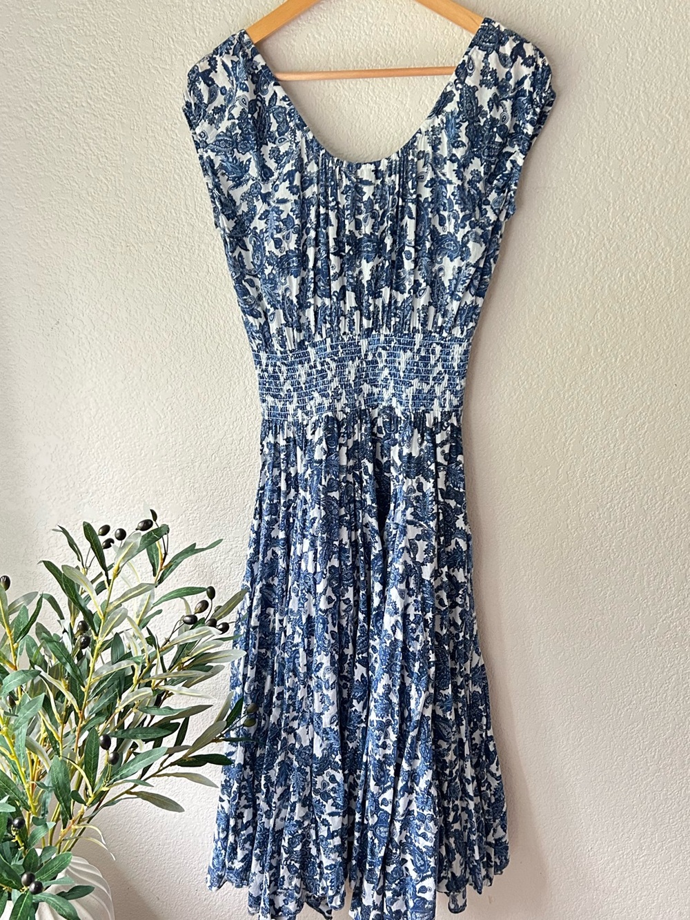 Chelsea & Theodore Blue and White Floral Midi Dress - Picture 2 of 4